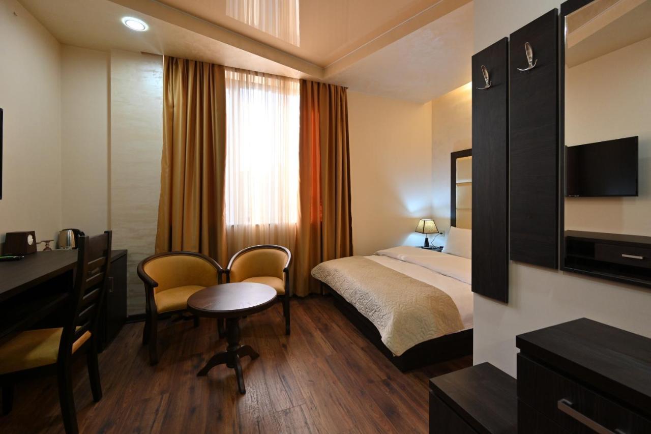 Hotel Partiez Erevan Esterno foto