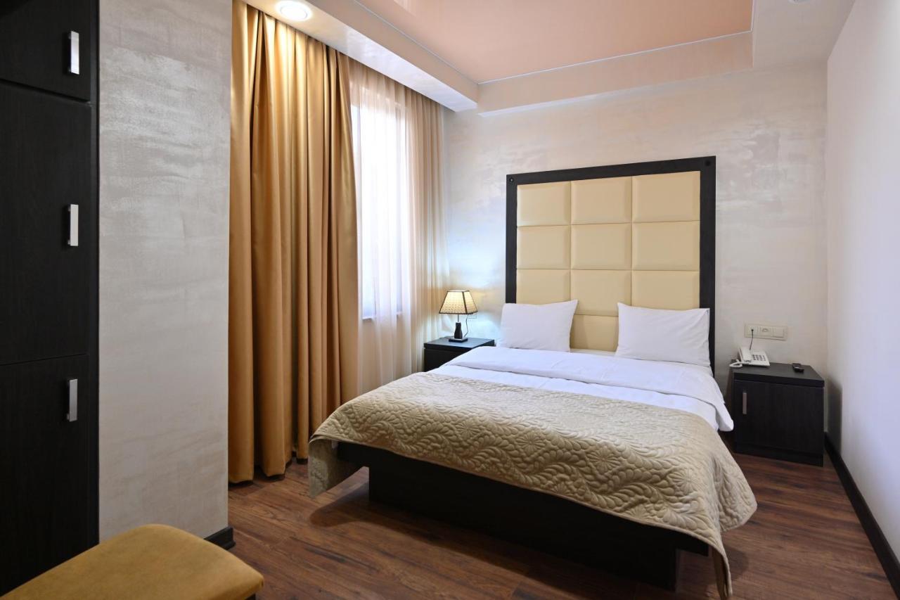 Hotel Partiez Erevan Esterno foto