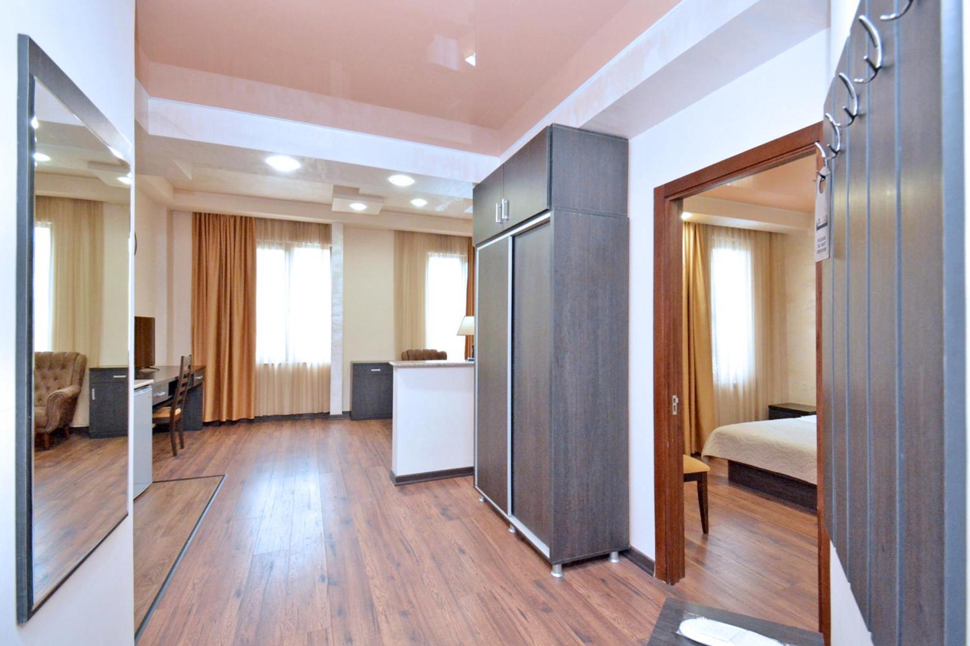 Hotel Partiez Erevan Esterno foto