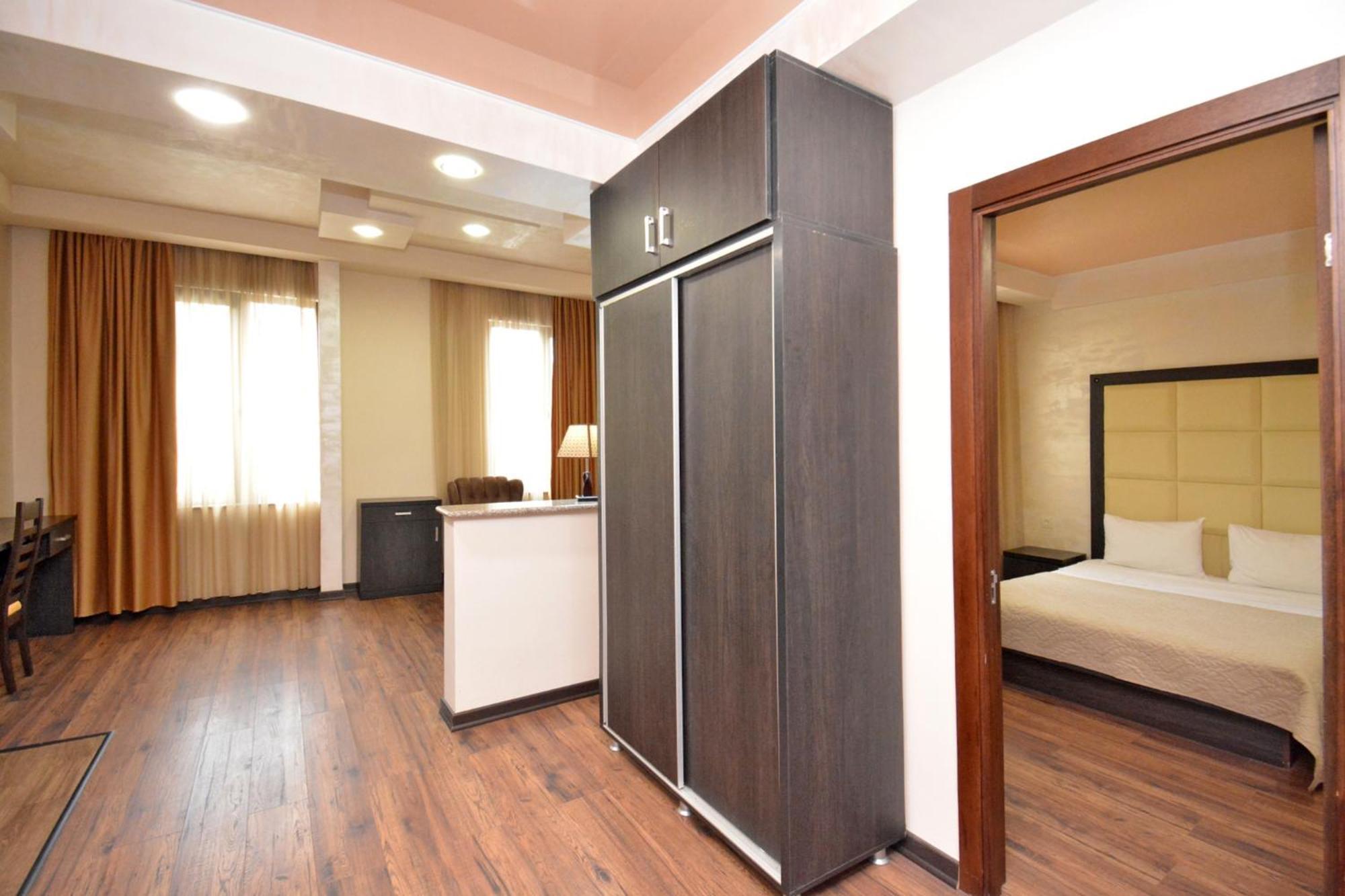 Hotel Partiez Erevan Esterno foto