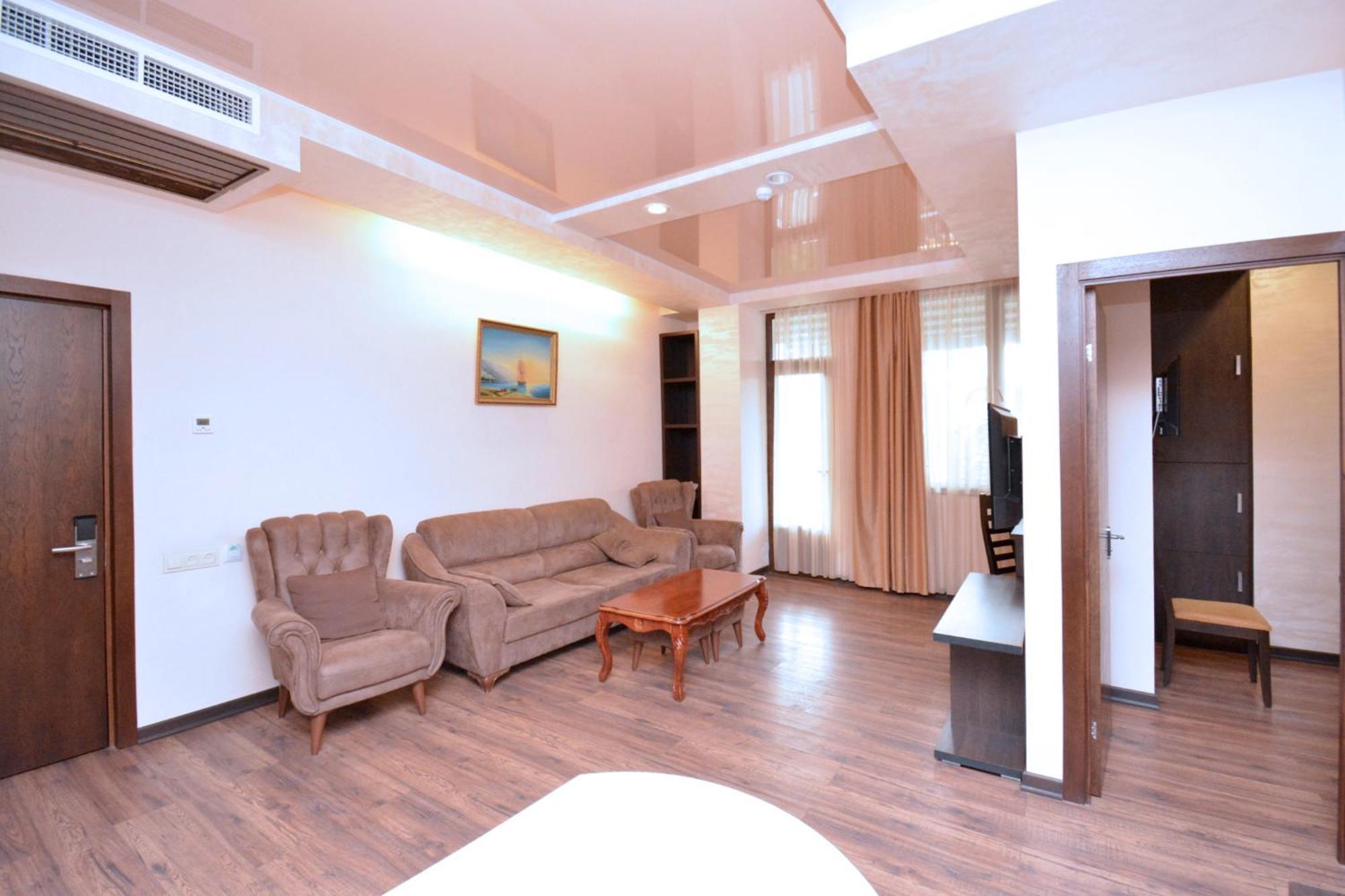 Hotel Partiez Erevan Esterno foto