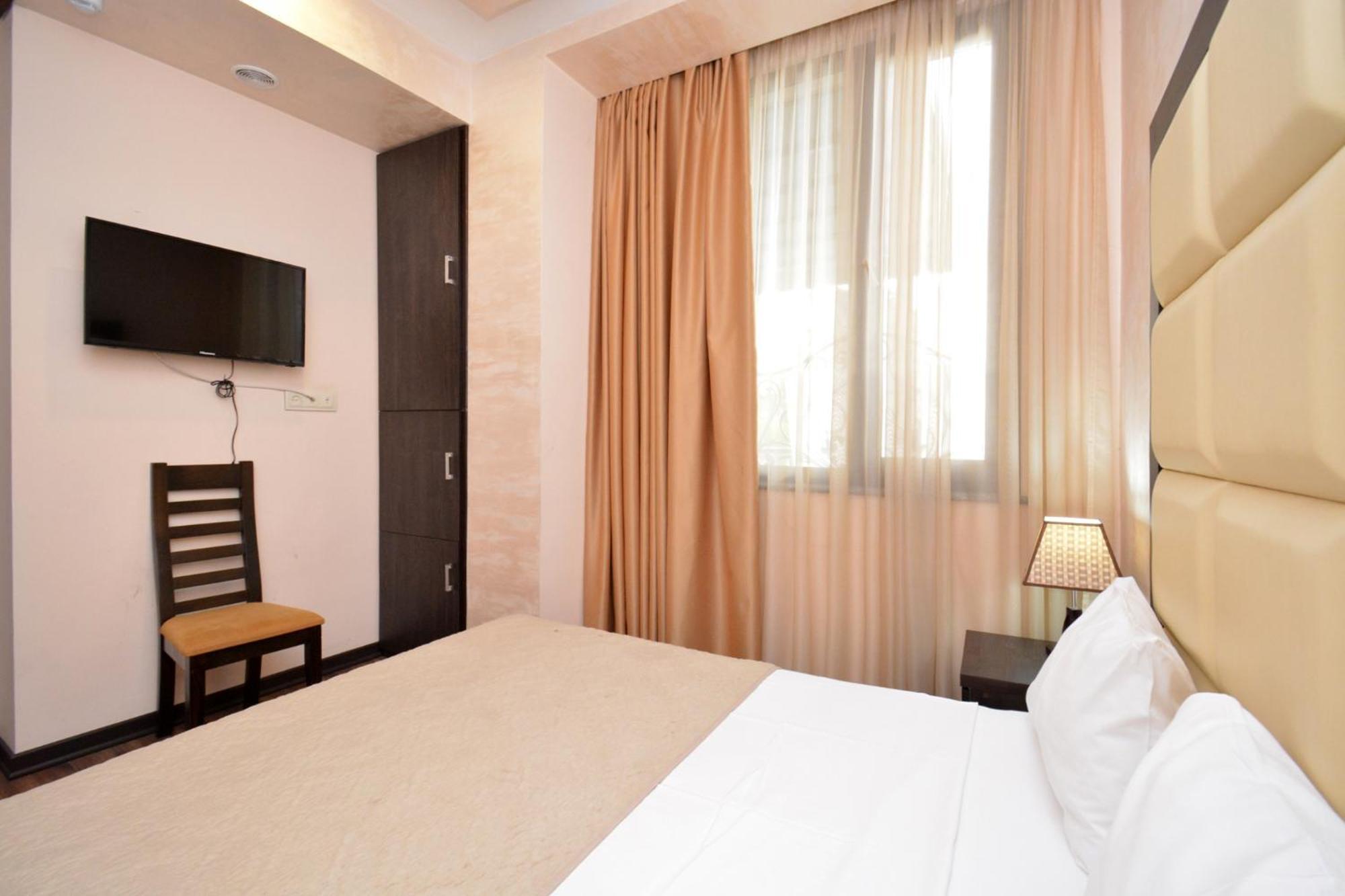 Hotel Partiez Erevan Esterno foto