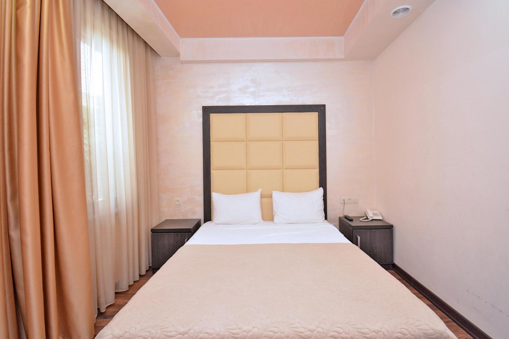 Hotel Partiez Erevan Esterno foto
