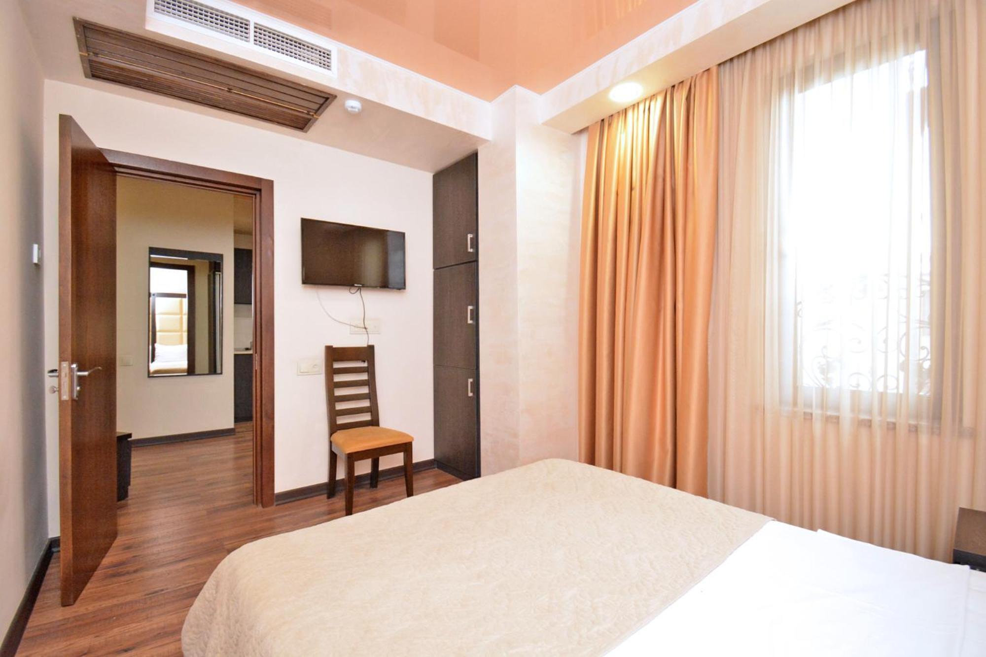 Hotel Partiez Erevan Esterno foto