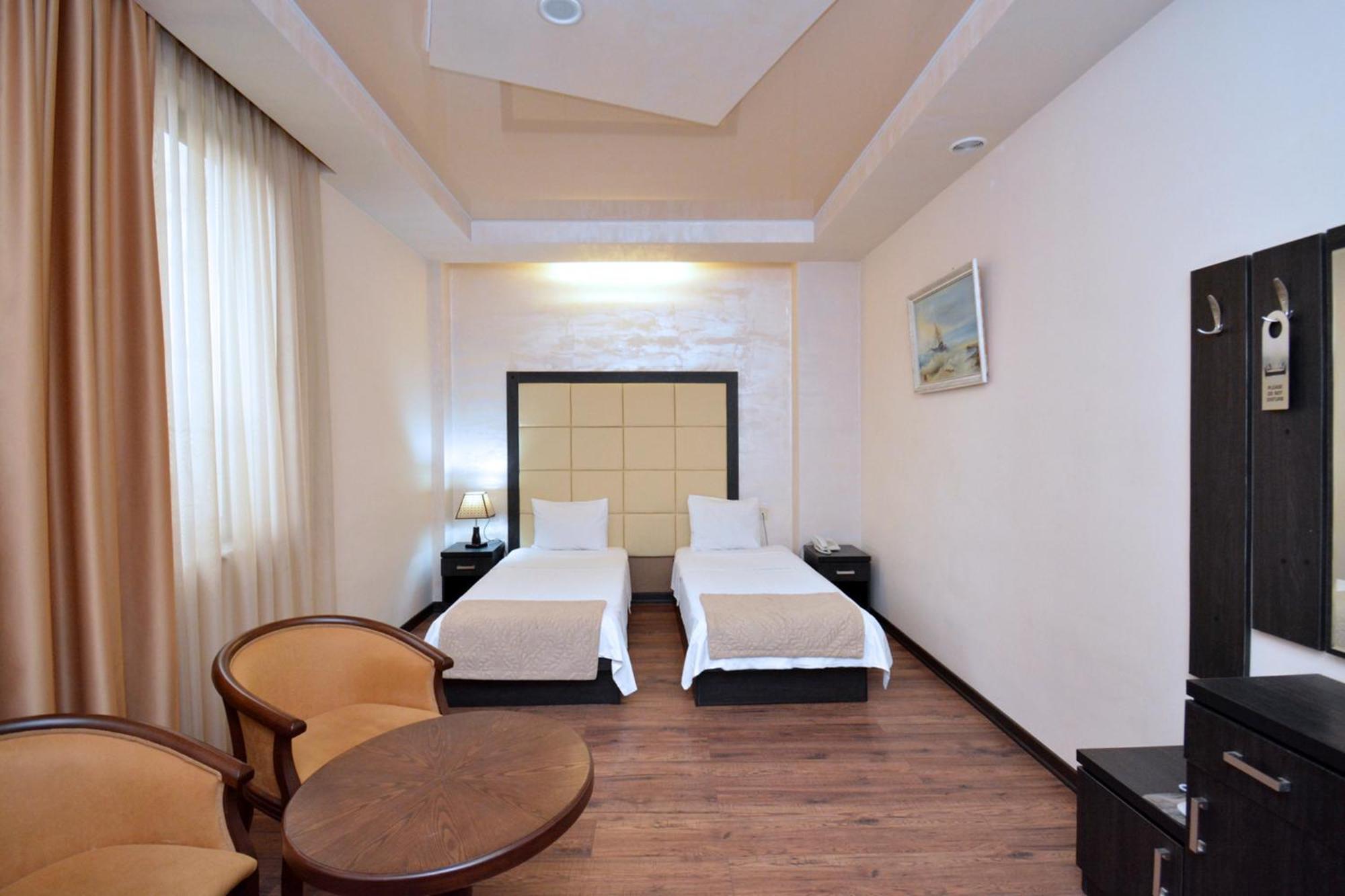 Hotel Partiez Erevan Esterno foto