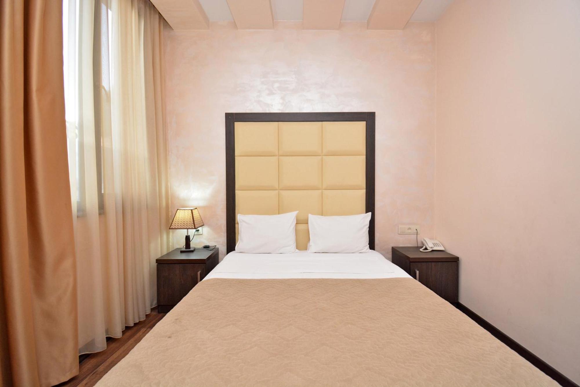Hotel Partiez Erevan Esterno foto