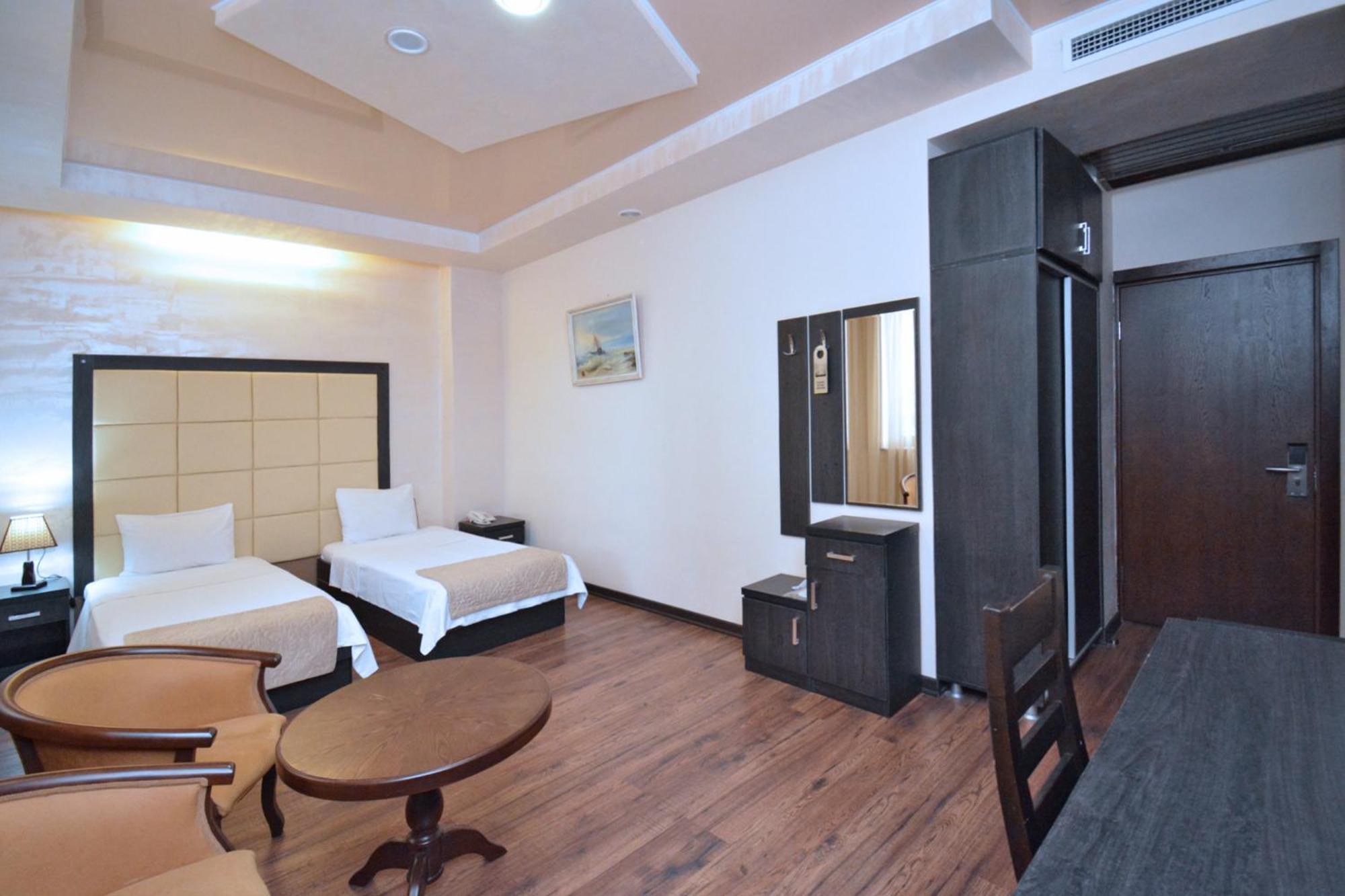 Hotel Partiez Erevan Esterno foto