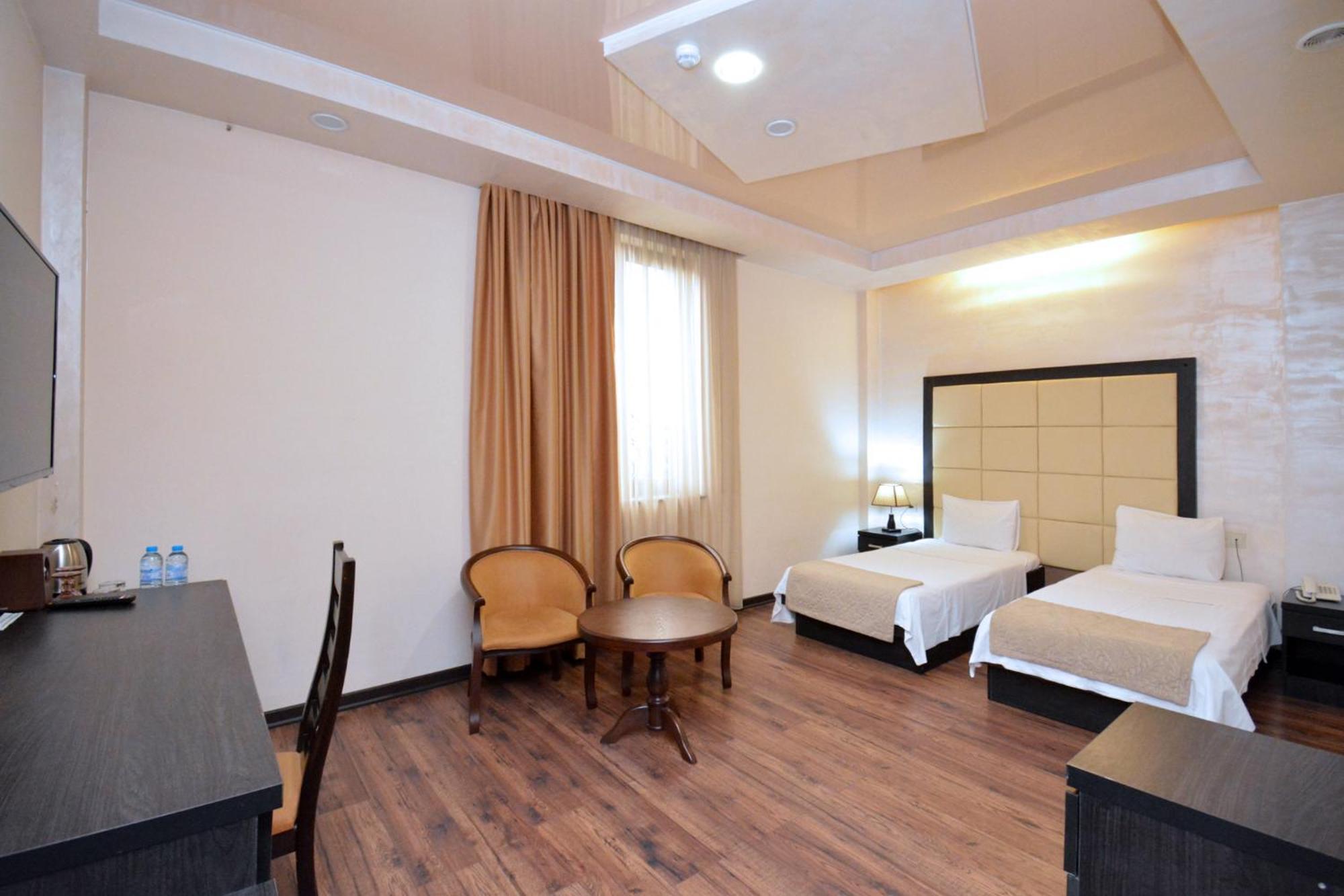 Hotel Partiez Erevan Esterno foto