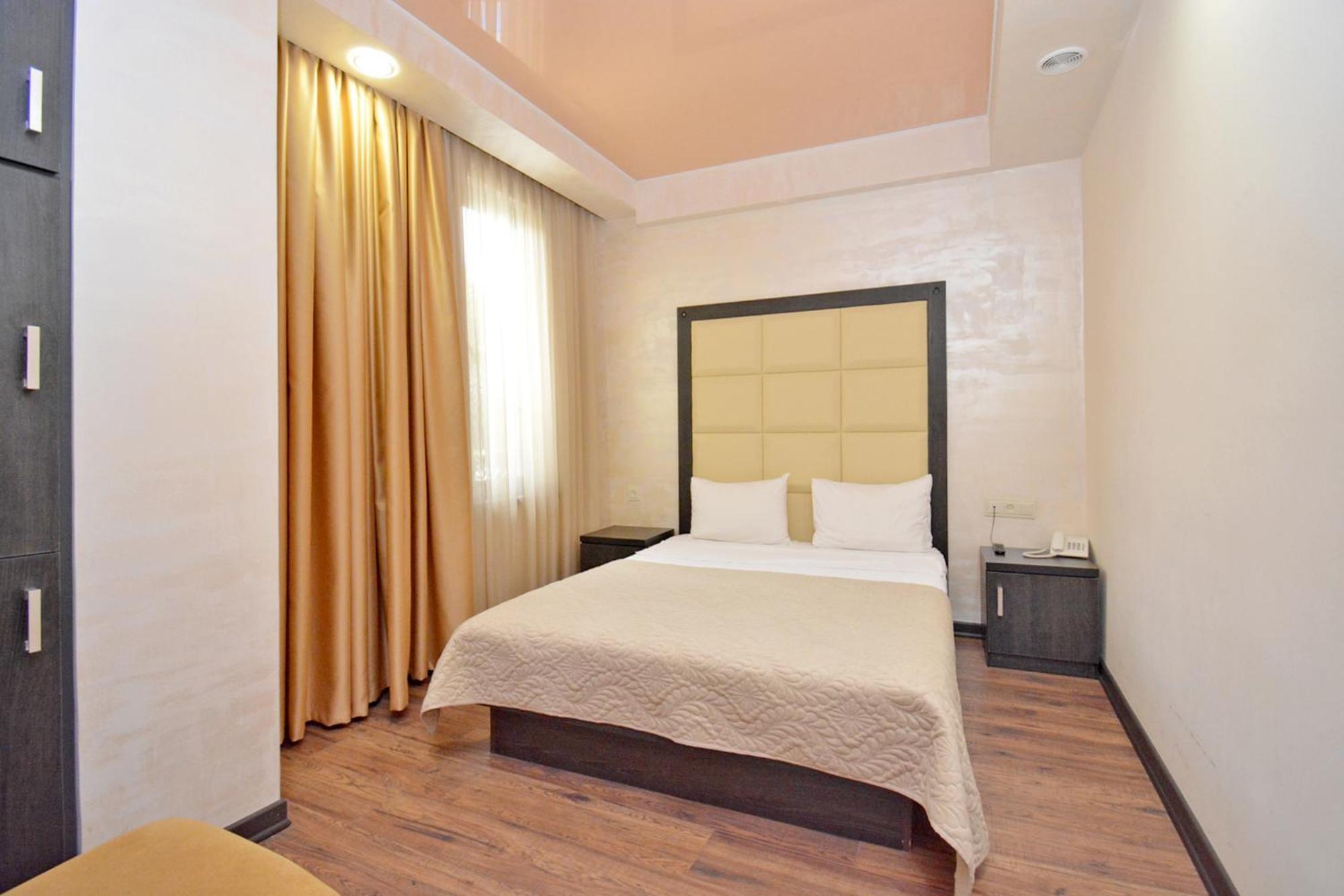 Hotel Partiez Erevan Esterno foto