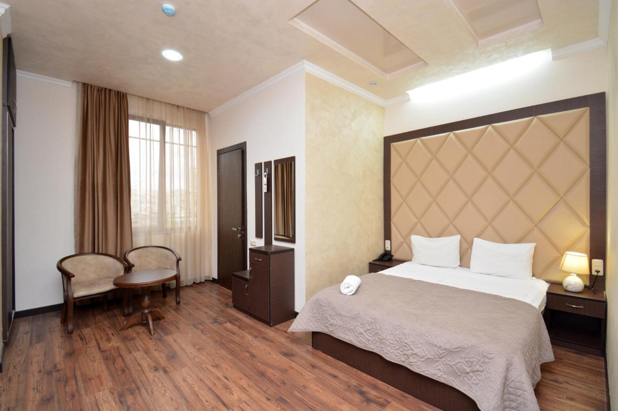 Hotel Partiez Erevan Esterno foto